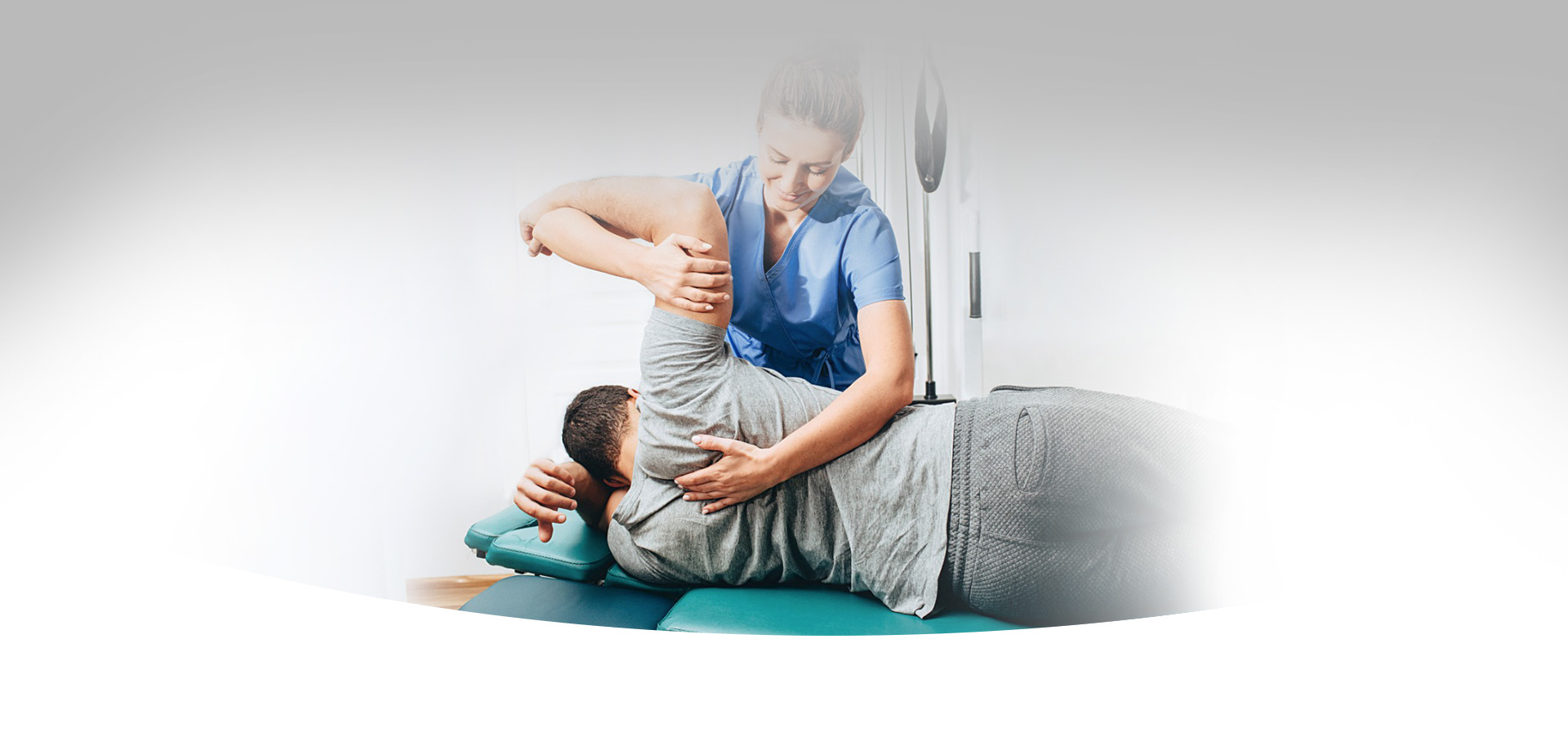 Pilates- fisioterapeuta auxiliando paciente com mobilidade das costas
