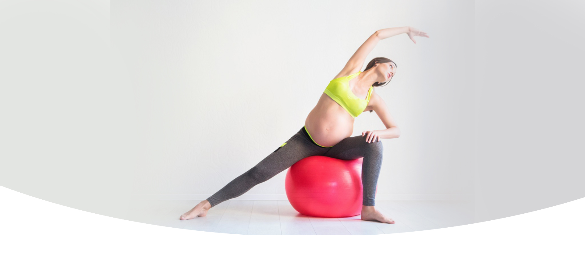 Pilates- mulher grávida fazendo exercício de pilates em bola